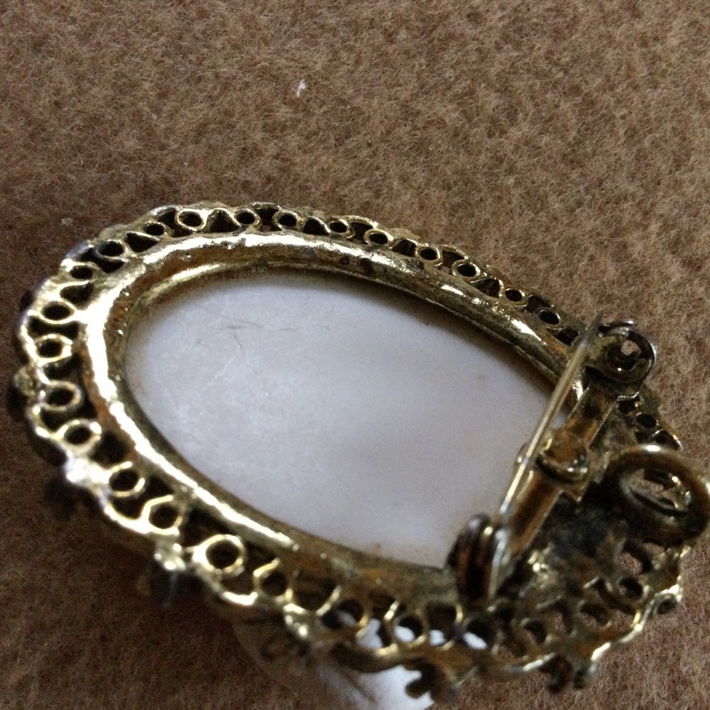 Lovely Vintage Cameo Brooch Necklace - Picture 2 of 5